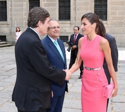 Su Majestad la Reina recibe el saludo del director del Instituto Cervantes, Luis García Montero