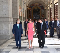Su Majestad la Reina camina por el claustro del Real Monasterio de San Lorenzo de El Escorial