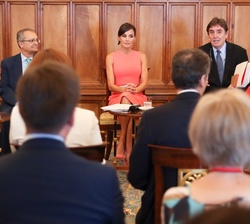 Su Majestad la Reina durante la reunión en las Salas Capitulares