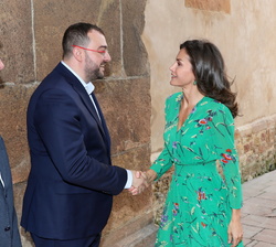 Doña Letizia recibe el saludo de Adrián Barbón, Presidente del Principado de Asturias