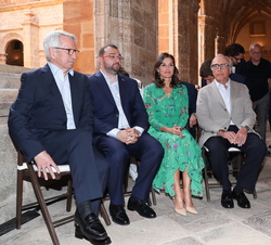 Su Majestad la Reina ocupa su lugar en la fila de asientos destinada a las autoridades presentes en el acto