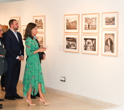 Doña Letizia contempla las muestras de la exposición fotográfica "Hallazgo de lo ignorado" realizada por la señora Ruth Anderson para la His