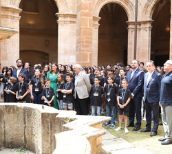 Su Majestad la Reina acompañada por los alumnos y personal asistente