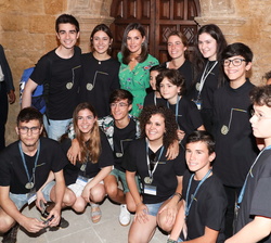 Doña Letizia acompañada de un grupo de alumnos