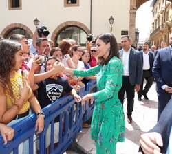 Afectuoso saludo a Su Majestad la Reina del público asistente