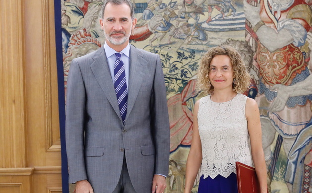 Su Majestad el Rey acompañado de la presidenta del Congreso de los Diputados, Meritxell Batet