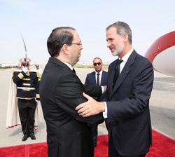 Su Majestad el Rey es recibido a su llegada al aeropuerto Internacional Túnez-Cartago por el Primer ministro tunecino Youssef Chahed