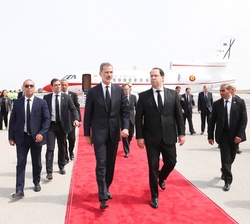 Su Majestad el Rey junto al Primer Ministro de la República de Túnez, Youssef Chahed, a su llegada al aeropuerto Internacional Túnez-Cartago