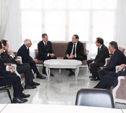 Su Majestad el Rey y el Primer Ministro de la República de Túnez, Youssef Chahed, conversan antes de acudir a las ceremonia de exequias