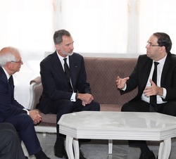 Su Majestad el Rey conversa con el Primer Ministro de la República de Túnez, Youssef Chahed, durante su encuentro
