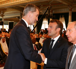 Su Majestad el Rey conversa con el Presidente de la República Francesa, Emmanuel Macron