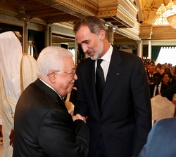 Su Majestad el Rey conversa con el Presidente de Palestina, Mahmoud Abbas