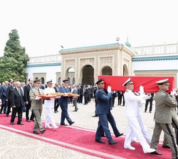 Recorrido del feretro de los restos mortales de Su Excelencia Mohamed Béji Caïd Essebsi por los patios del complejo presidencial