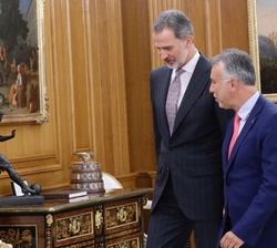 El Rey y el presidente Torres se dirigen al despacho de Don Felipe, donde mantuvieron el encuentro