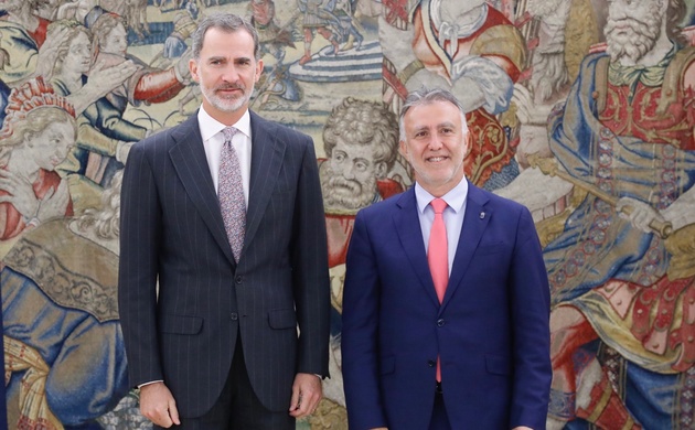Su Majestad el Rey junto al presidente del Gobierno de Canarias, Ángel Víctor Torres