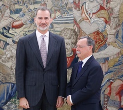 Su Majestad el Rey junto al presidente de la Ciudad Autónoma de Ceuta, Juan Jesús Vivas Lara