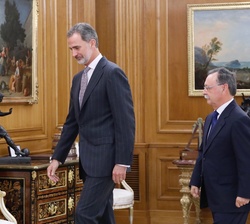 El Rey y el presidente Vivas Lara se dirigen al despacho de Don Felipe, donde mantuvieron el encuentro