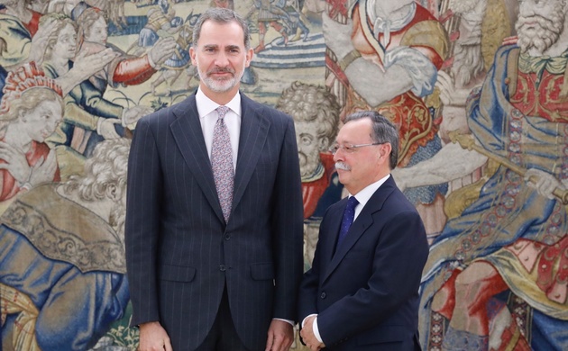 Su Majestad el Rey junto al presidente de la Ciudad Autónoma de Ceuta, Juan Jesús Vivas Lara