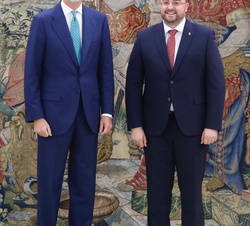 Su Majestad el Rey junto al presidente del Gobierno de Asturias, Adrián Barbón