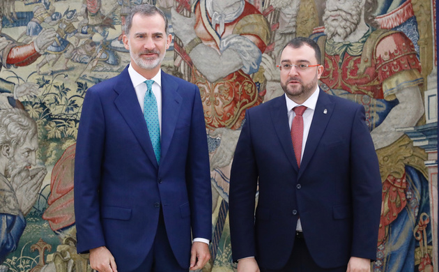 Su Majestad el Rey junto al presidente del Gobierno de Asturias, Adrián Barbón