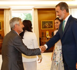 Don Felipe recibe el saludo del presidente de la Real Federación Española de Natación, Fernando Carpena Pérez