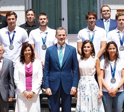 Sus Majestades los Reyes durante la audiencia mantenida con las selecciones nacionales femenina y masculina de waterpolo participantes en el Campeonat