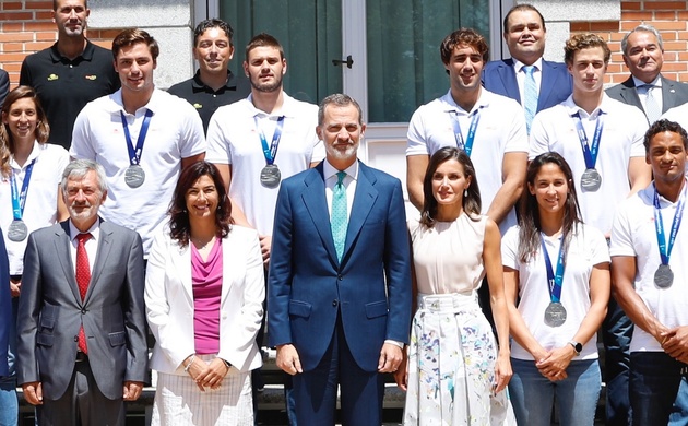 Sus Majestades los Reyes durante la audiencia mantenida con las selecciones nacionales femenina y masculina de waterpolo participantes en el Campeonat