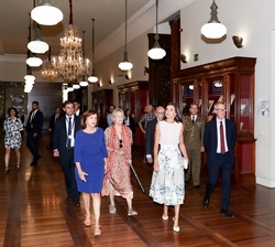 Su Majestad la Reina en el interior la Biblioteca Nacional de España al comienzo de la visita
