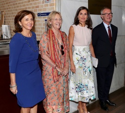 Su Majestad la Reina junto a la autoridades asisentes ante la placa con la nueva nomenclatura de la sala: “María Moliner”