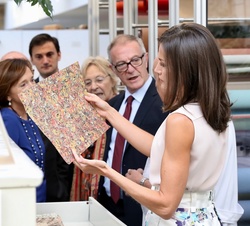 Doña Letizia durante la visita contempla uno de los trabajos realizados
