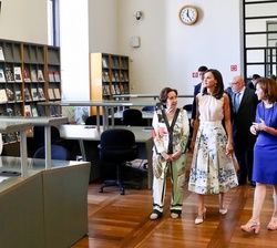 Su Majestad la Reina durante la visita, junto a la presidenta de la Asociación de la Prensa de Madrid, Victoria Prego