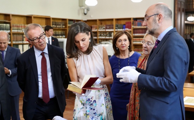 Su Majestad la Reina examina una de las obras durante la visita