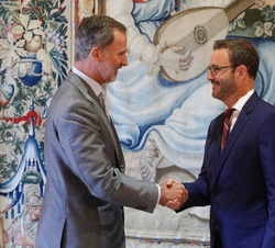 Su Majestad el Rey recibe el saludo del alcalde de Palma, José Francisco Hila Vargas