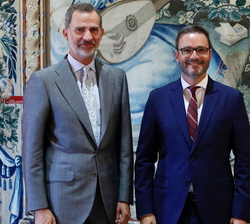 Don Felipe, acompañado del alcalde de Palma, José Francisco Hila Vargas
