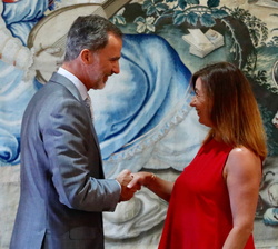 Su Majestad el Rey recibe el saludo de la presidenta de las Illes Balears, Francina Armengol i Socías