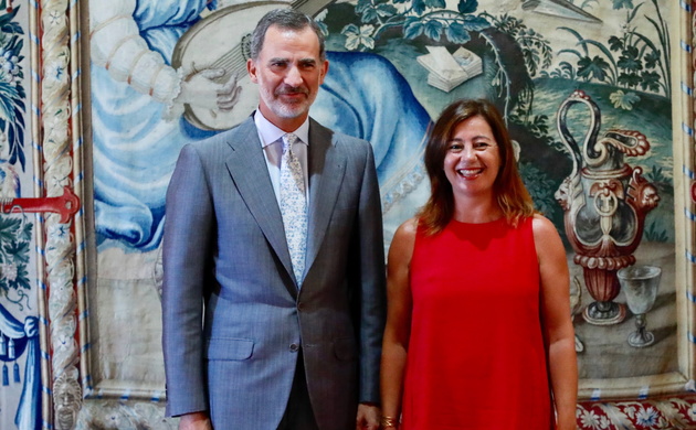 Don Felipe, acompañado de la presidenta de las Illes Balears, Francina Armengol i Socías