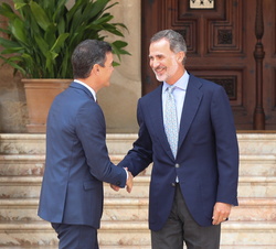 Don Felipe saluda a Pedro Sánchez Pérez-Castejón, antes del despacho en el Palacio de Marivent