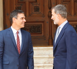 Su Majestad el Rey conversa con el presidente del Gobierno en funciones, Pedro Sánchez Pérez-Castejón, en la puerta del Palacio de Marivent