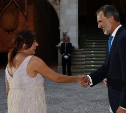 Don Felipe recibe el saludo de Francina Armengol, Presidenta de las Illes Balears