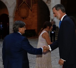 Su Majestad el Rey es saludado por Vicenç Paül Thomás, presidente del Parlamento de las Illes Balears