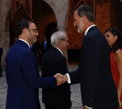 Don Felipe y Doña Letizia reciben el saludo de José Hila, Alcalde de Palma y del Delegado del Gobierno en funciones en la Comunidad Autónoma de las Il