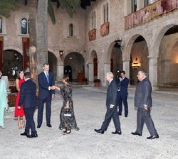 Sus Majestades los Reyes y Su Majestad la Reina Doña Sofía reciben el saludo de una representación de la sociedad balear