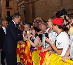 Don Felipe recibe el cariñoso saludo del público presente a su llegada al Palacio Real de La Almudaina