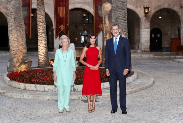 Sus Majestades los Reyes y Su Majestad la Reina Doña Sofía a su llegada al Palacio Real de La Almudaina