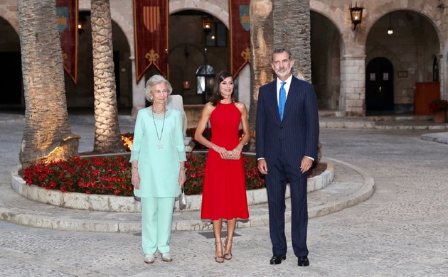 Sus Majestades los Reyes y Su Majestad la Reina Doña Sofía a su llegada al Palacio Real de La Almudaina