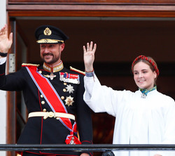 Su Alteza Real la Princesa Ingrid Alexandra de Noruega junto a su padre en el balcón del Palacio Real, saludan a los congregados tras la ceremonia de 