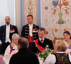 Su Majestad el Rey durante el almuerzo ofrecido tras la ceremonia de confirmación