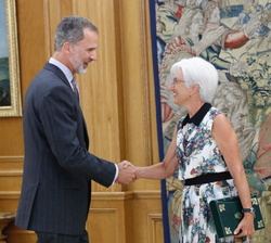 Su Majestad el Rey recibe el saludo de la fiscal general del Estado