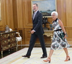 Su Majestad el Rey junto a la fiscal general del Estado