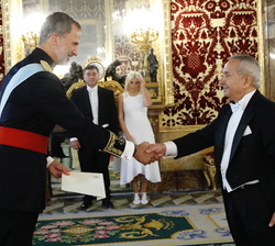 Su Majestad el Rey recibe la Carta Credencial de manos del embajador de la República de Armenia, Sr. Vladimir Kamirshalyan